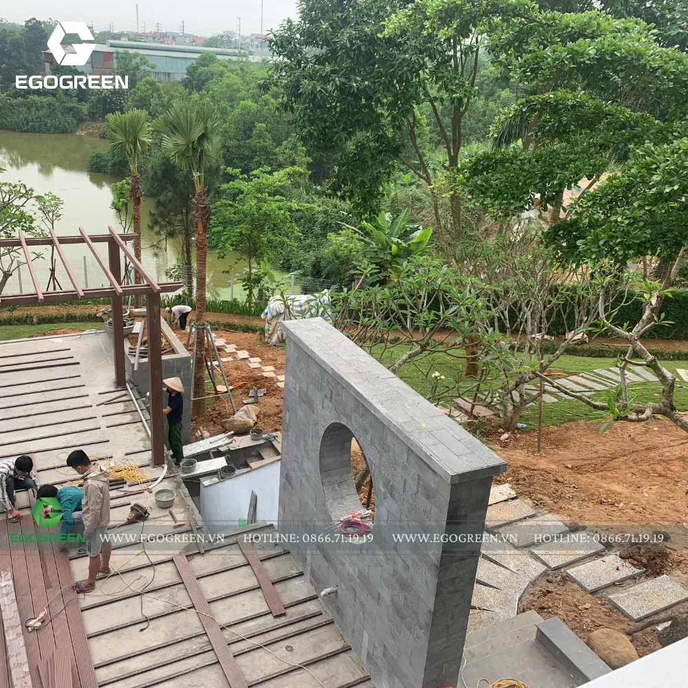 Những hình khối bê tông giúp phân chia không gian vườn rộng hiệu quả.